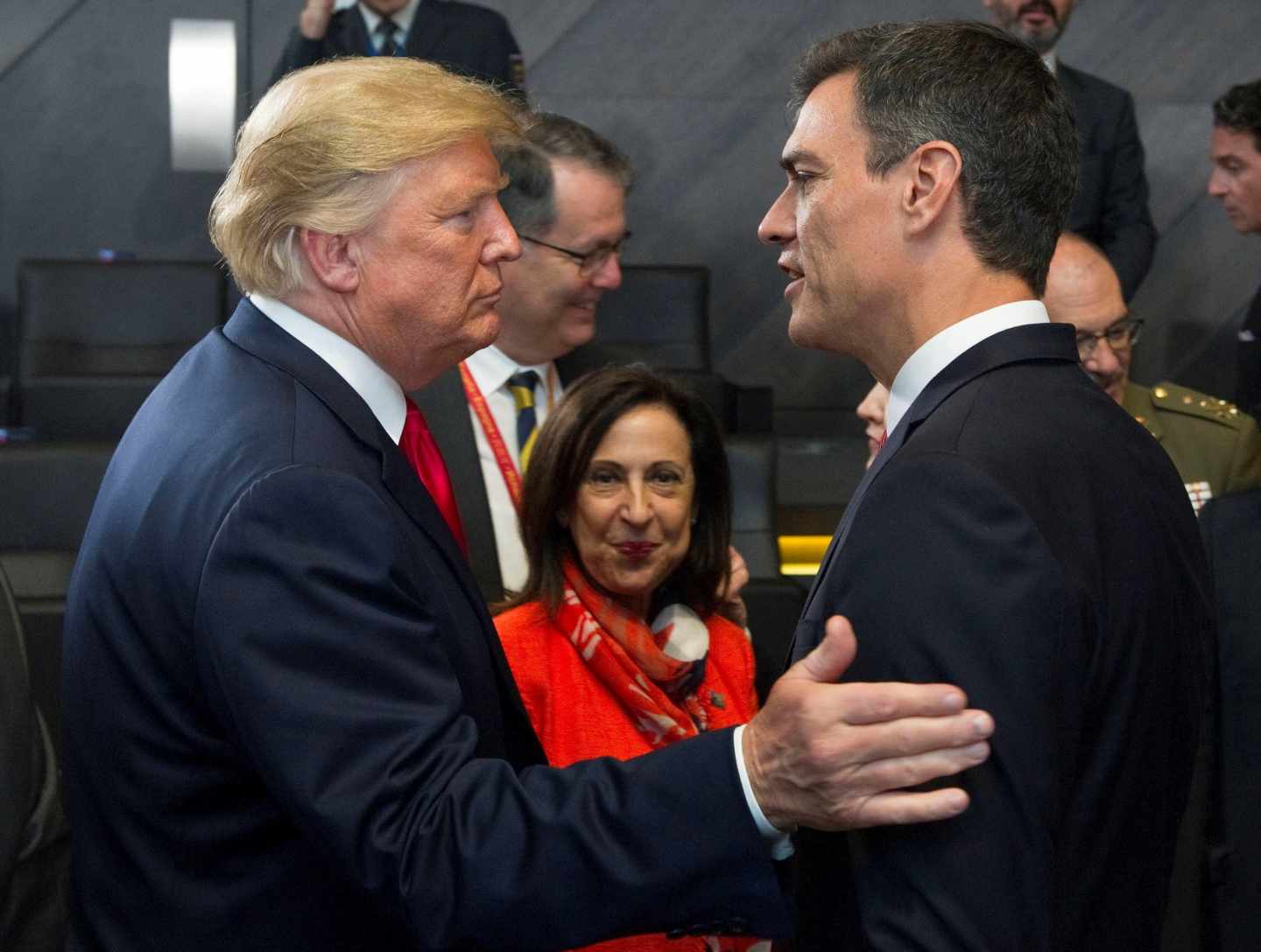 El jefe del Gobierno español, Pedro Sánchez, y el presidente de Estados Unidos, Donald Trump, se saludaron hoy por vez primera al coincidir ambos al inicio de la primera sesión de la cumbre de la OTAN. Sánchez y Trump habían participado en la foto de familia de los líderes asistentes a la cumbre en Bruselas pero no tuvieron ocasión de saludarse en ese momento.