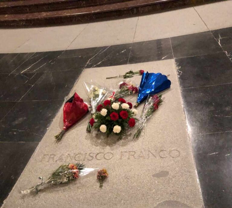 El Tribunal Supremo estudia el recurso de la familia de Franco para suspender la exhumación