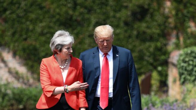 La primera ministra británica, Theresa May, pasea junto al presidente de EEUU, Donald Trump, en Chequers.