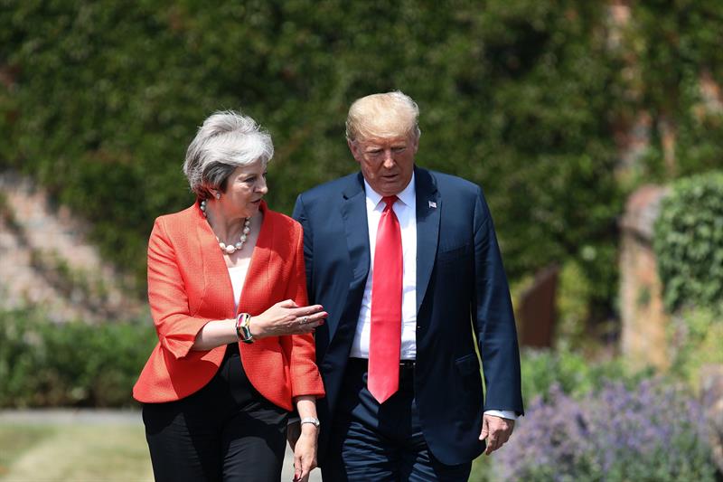 La primera ministra británica, Theresa May, pasea junto al presidente de EEUU, Donald Trump, en Chequers.