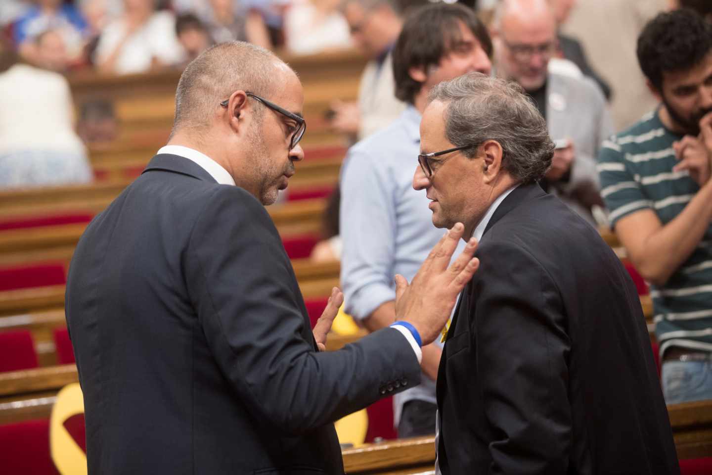 El presidente de la Generalitat, Quim Torra y el conseller de Interior Miquel Buch (i), tras la suspensión este mediodía del pleno a celebrar, en donde se esperaba resolver la situación de los diputados suspendidos por el Tribunal Supremo.