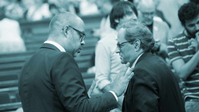 El presidente de la Generalitat, Quim Torra y el conseller de Interior Miquel Buch (i), tras la suspensión este mediodía del pleno a celebrar, en donde se esperaba resolver la situación de los diputados suspendidos por el Tribunal Supremo.