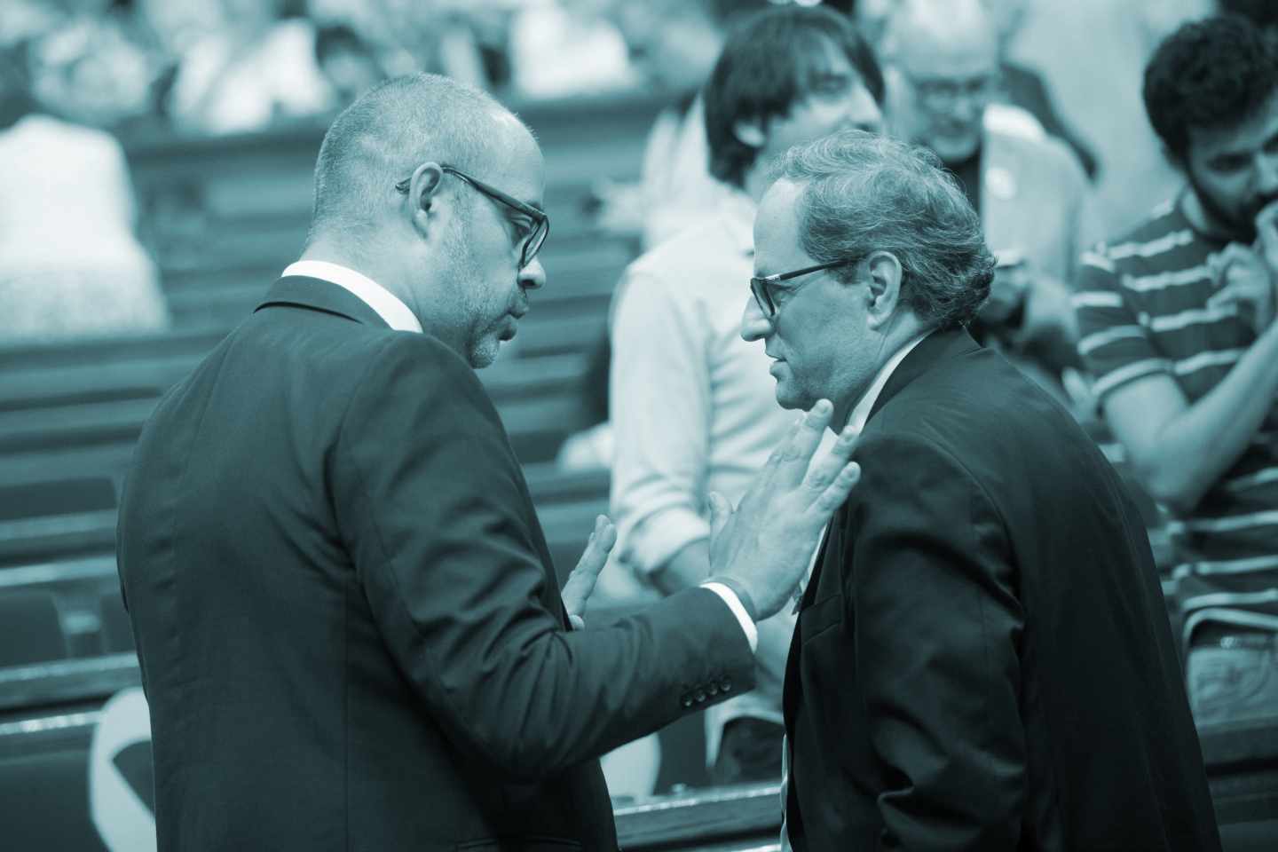 El presidente de la Generalitat, Quim Torra y el conseller de Interior Miquel Buch (i), tras la suspensión este mediodía del pleno a celebrar, en donde se esperaba resolver la situación de los diputados suspendidos por el Tribunal Supremo.