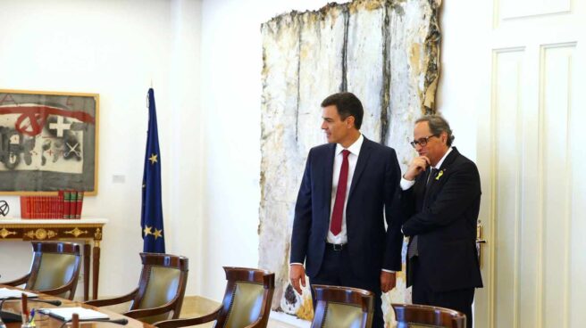 El presidente del Gobierno español, Pedro Sánchez (i), muestra al presidente de la Generalitat, Quim Torra (d), el salón y la mesa del Consejo de Ministros tras la reunión mantenida hoy en el Palacio de la Moncloa