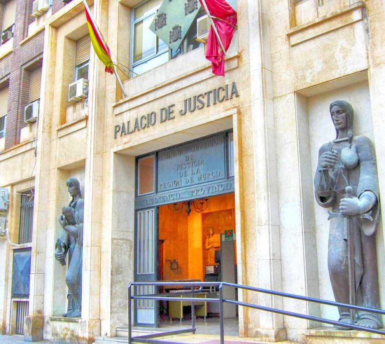 Despedida por bailar con "envidiable agilidad" pese a estar de baja laboral