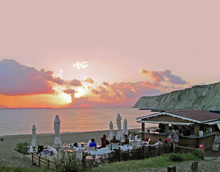 De Getxo a Marbella, oda al chiringuito