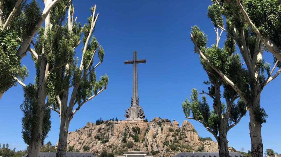 Turistas en la Cruz del Valle de los Caídos en Cuelgamuros