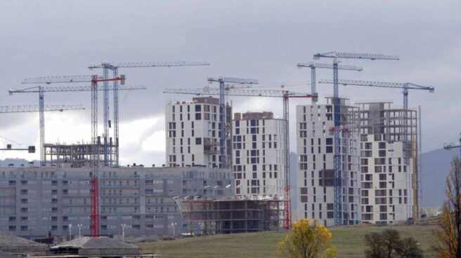 Varios edificios de viviendas en construcción.