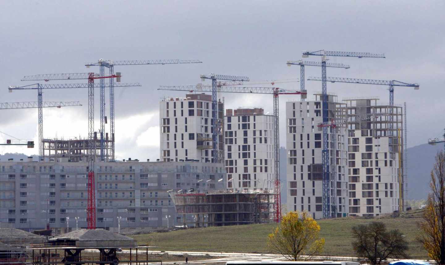 Varios edificios de viviendas en construcción.