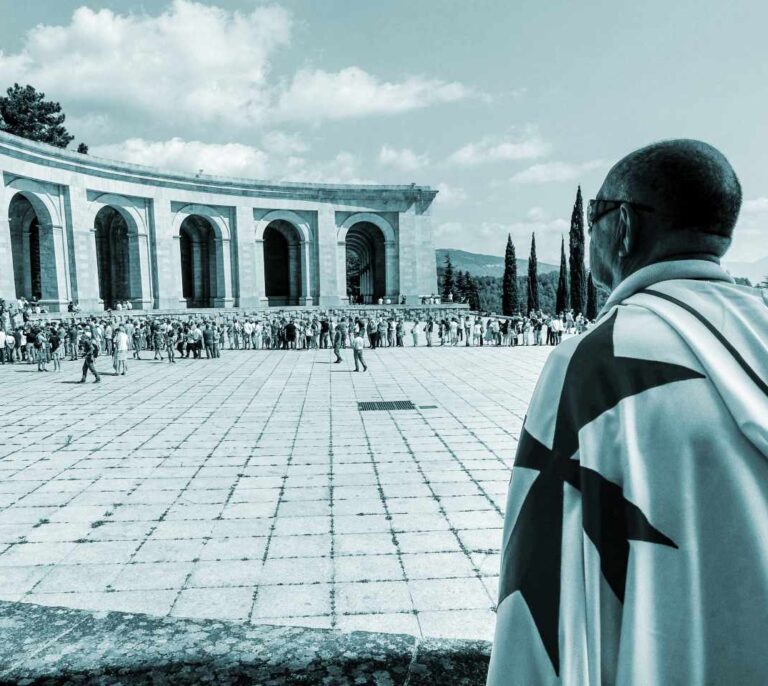 Franco debe permanecer en el Valle de los Caídos