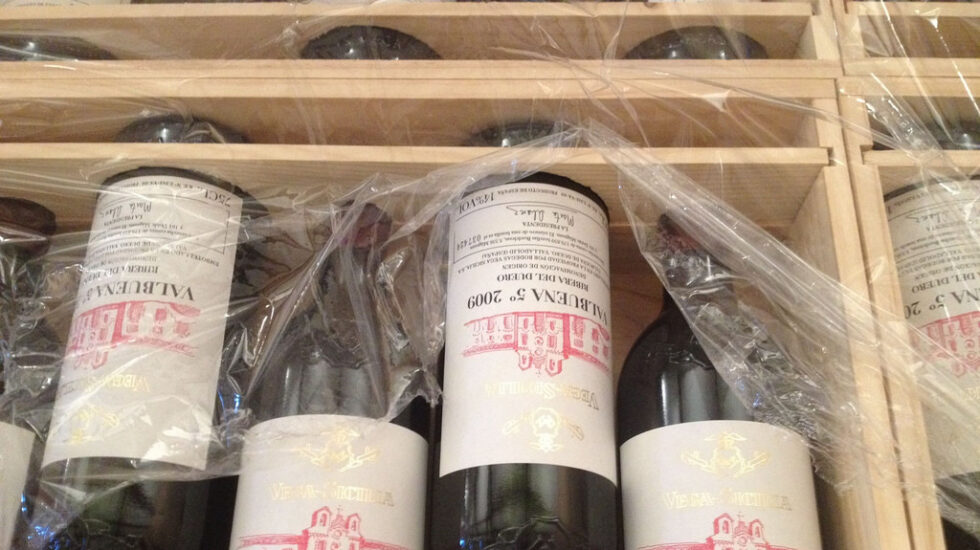 Estuche con botellas de vino de Vega Sicilia.
