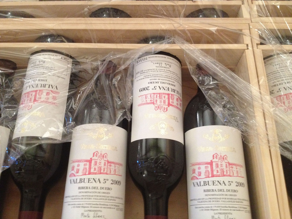 Estuche con botellas de vino de Vega Sicilia.
