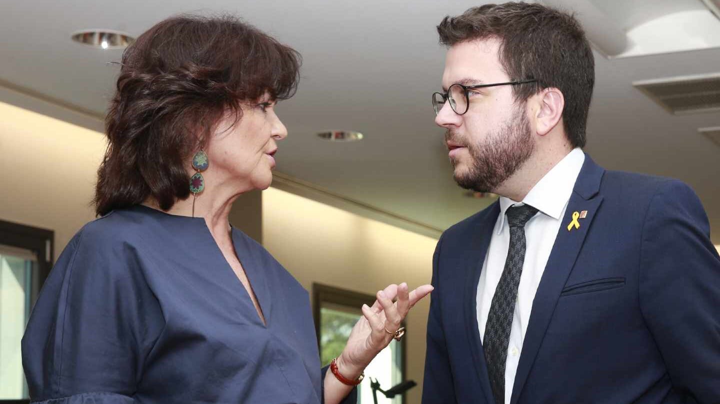 La vicepresidenta del Gobierno, Carmen Calvo, con el vicepresident de la Generalitat, Pere Aragonés, en su reunión en Moncloa.