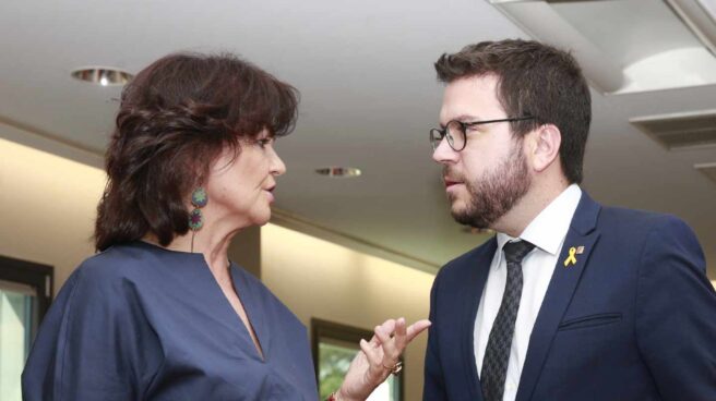 La vicepresidenta del Gobierno, Carmen Calvo, con el vicepresident de la Generalitat, Pere Aragonés, en su reunión en Moncloa.