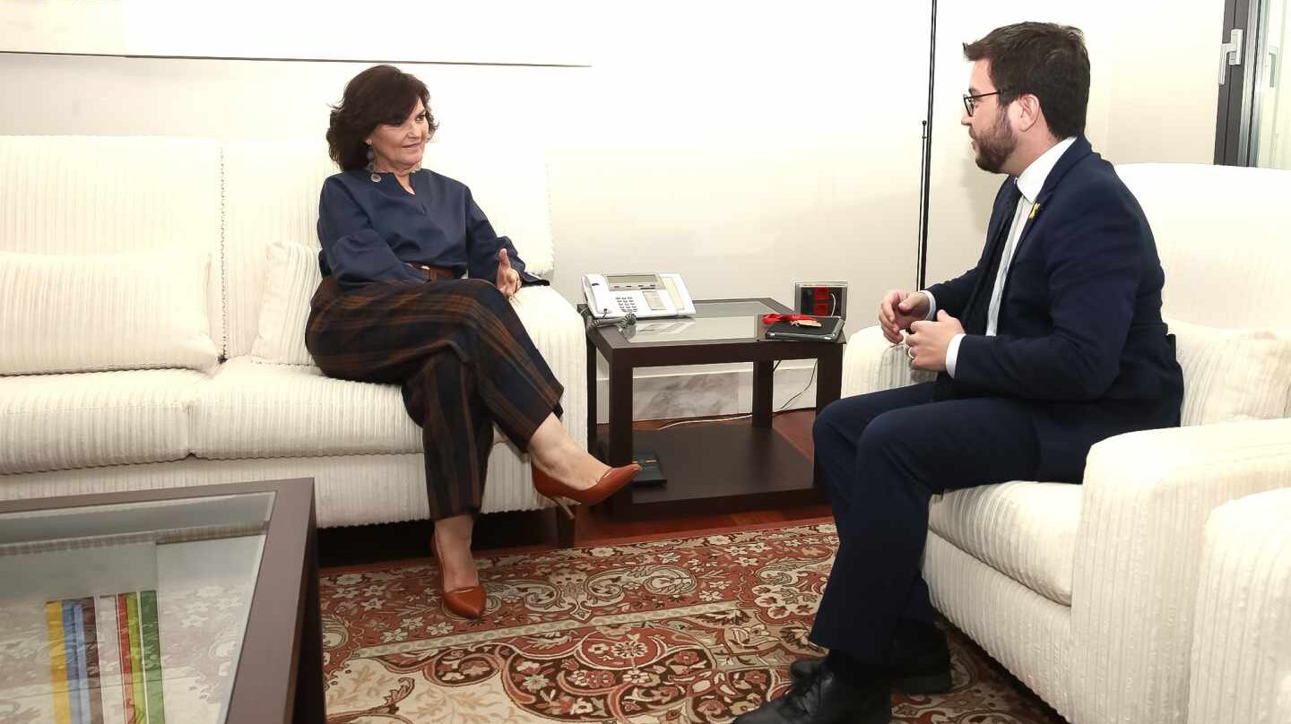 La vicepresidenta del Gobierno, Carmen Calvo, con el vicepresident de la Generalitat, Pere Aragonés, en su reunión en Moncloa.