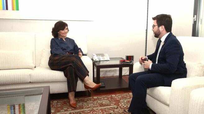 La vicepresidenta del Gobierno, Carmen Calvo, con el vicepresident de la Generalitat, Pere Aragonés, en su reunión en Moncloa.