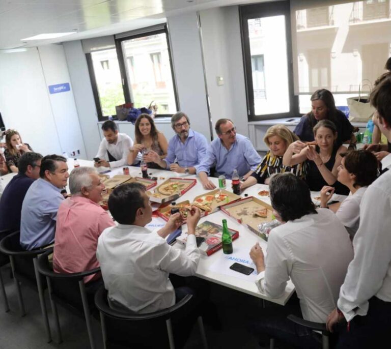 Santamaría contraprograma la comida de ministros de Casado con unas pizzas