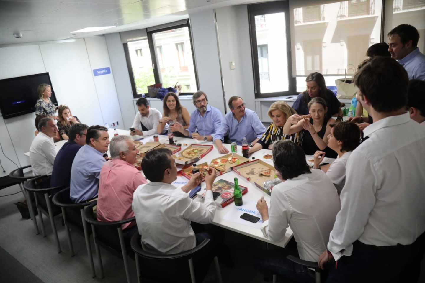 Santamaría contraprograma la comida de ministros de Casado con unas pizzas