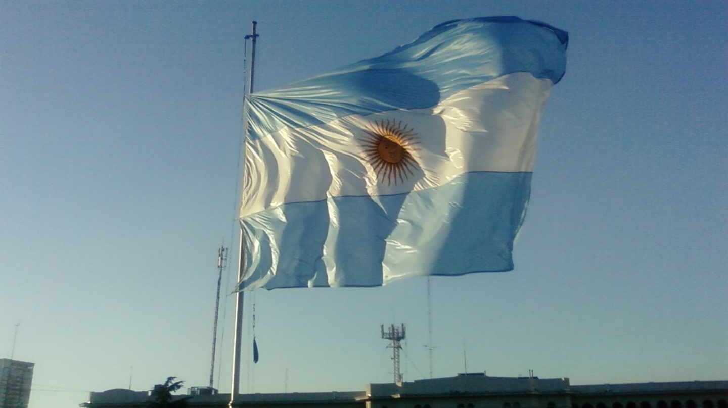 Bandera de Argentina ondeando.