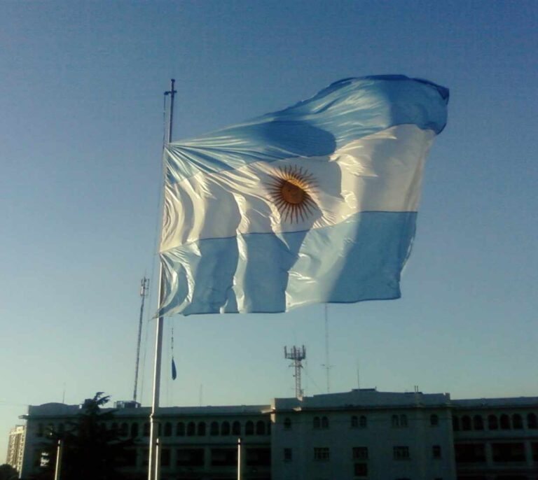 Sánchez, al rescate de los emigrados: nueve millones para 3.000 españoles en Argentina