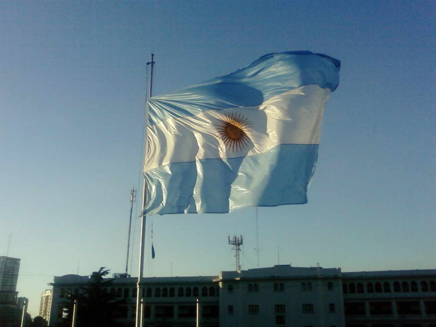 Bandera de Argentina ondeando.