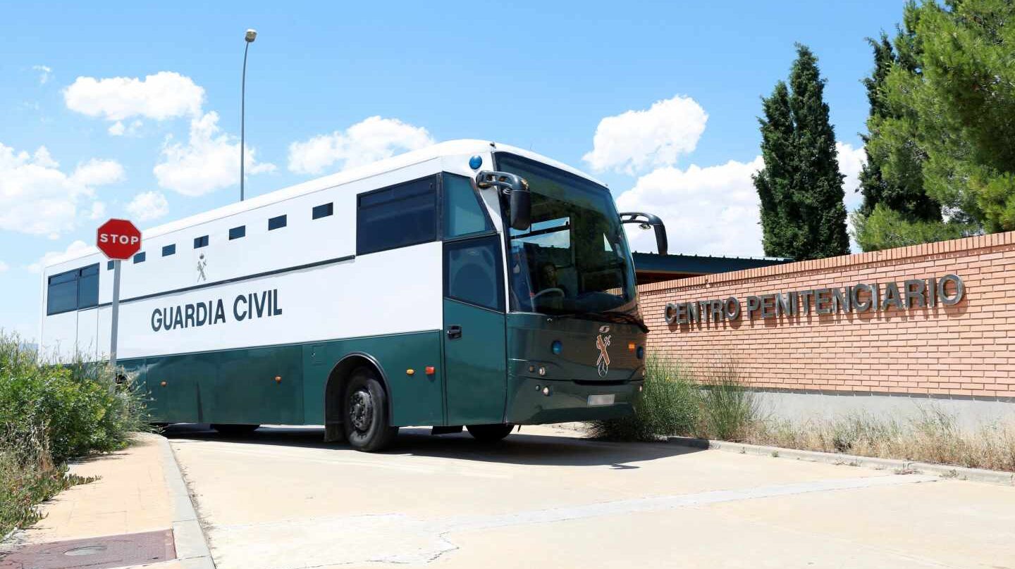 El autobús de la Guardia Civil que traslada a Oriol Junqueras, Raul Romeva, Jordi Sánchez y Jordi Cuixart, a su llegada a la cárcel de Zuera.