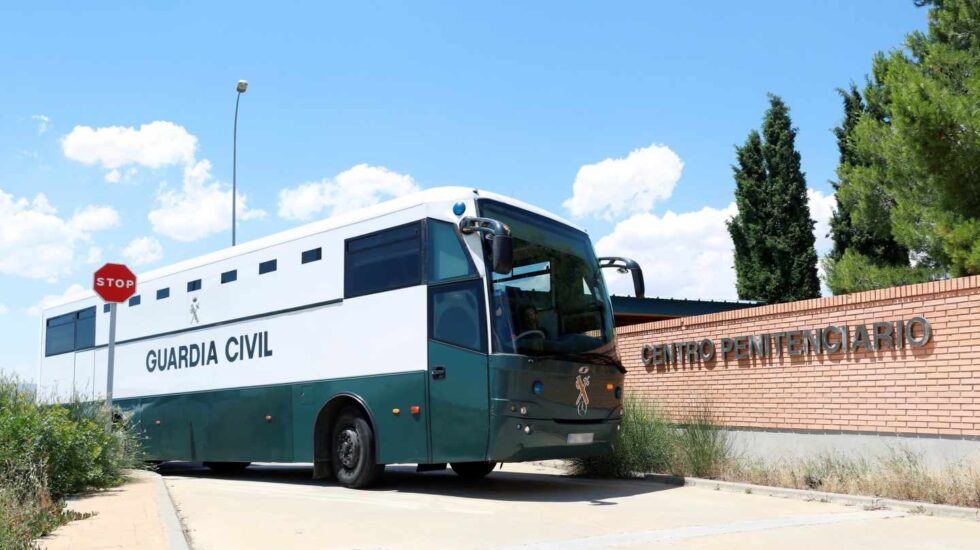 El autobús de la Guardia Civil que traslada a Oriol Junqueras, Raul Romeva, Jordi Sánchez y Jordi Cuixart, a su llegada a la cárcel de Zuera.