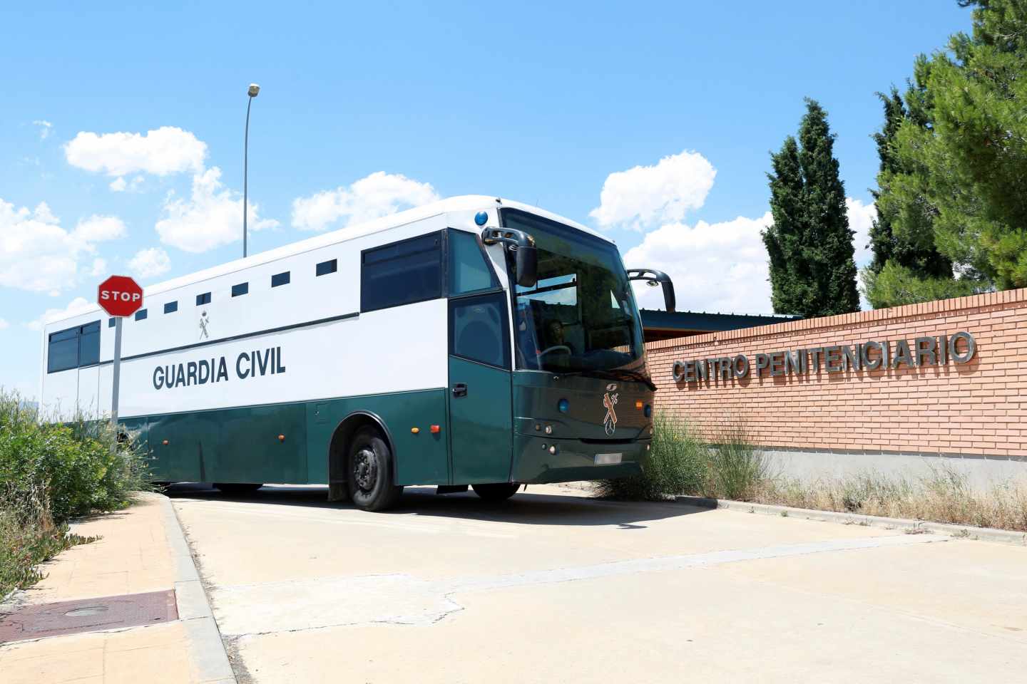 El autobús de la Guardia Civil que traslada a Oriol Junqueras, Raul Romeva, Jordi Sánchez y Jordi Cuixart, a su llegada a la cárcel de Zuera.