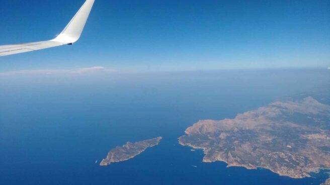 avion Un avión despega de la isla de Mallorca.