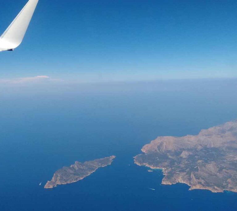 Aerolíneas y navieras, bajo vigilancia por si suben precios con la nueva ayuda a las islas
