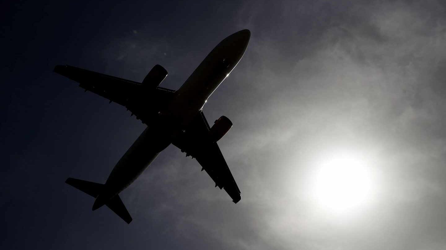 Un avión despegando.
