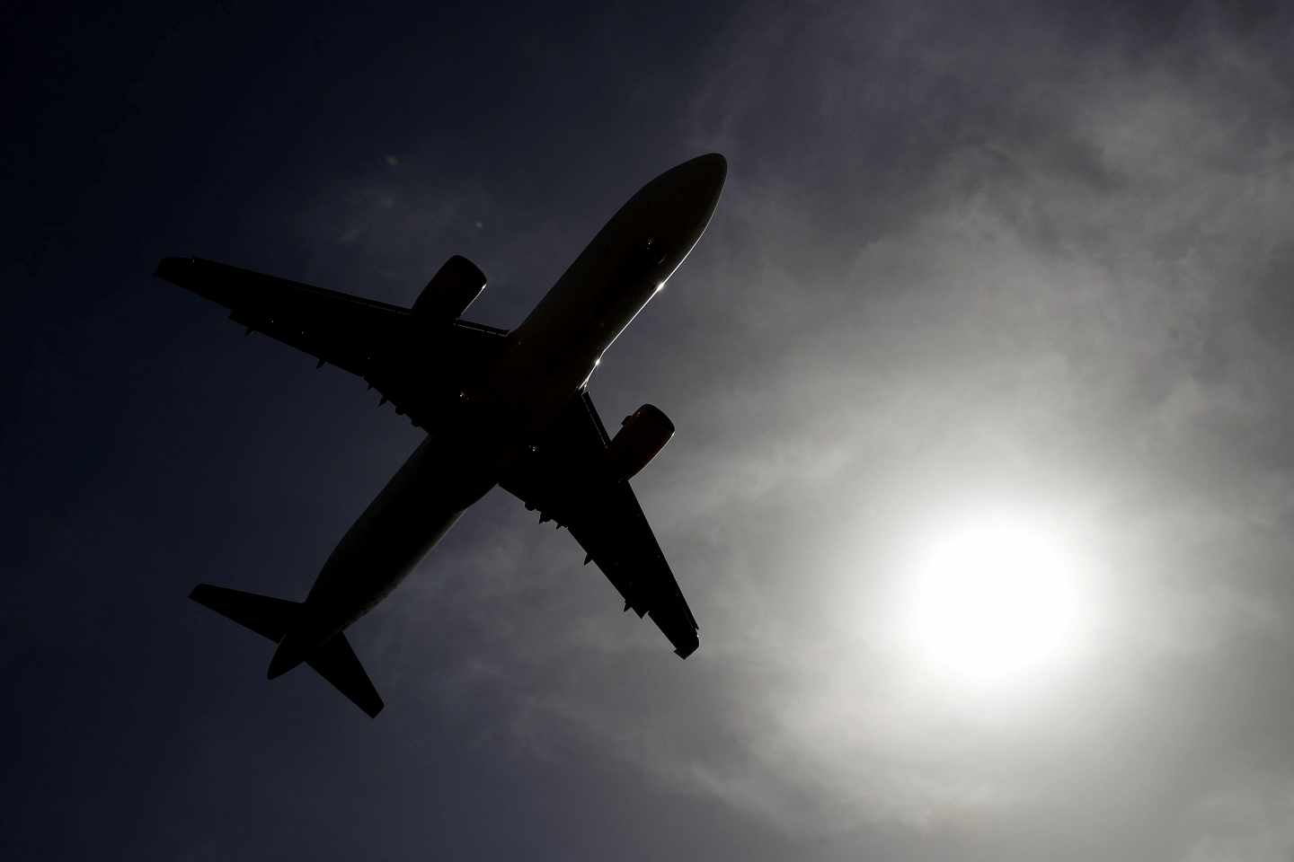 Un avión despegando.