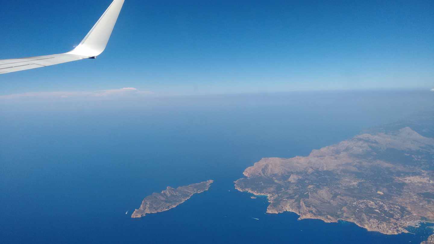 Un avión despega de la isla de Mallorca.