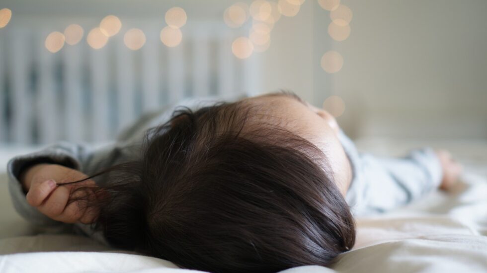 Los bebés que comen sólidos antes duermen mejor, según un estudio.