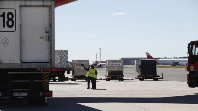 Dos trabajadores en una de las pistas de Barajas.