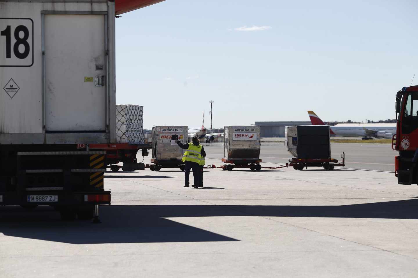 Dos trabajadores en una de las pistas de Barajas.