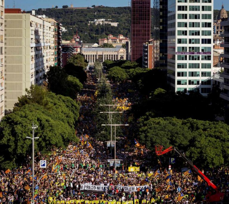 Miles de personas claman en Barcelona por la libertad de políticos presos y huidos