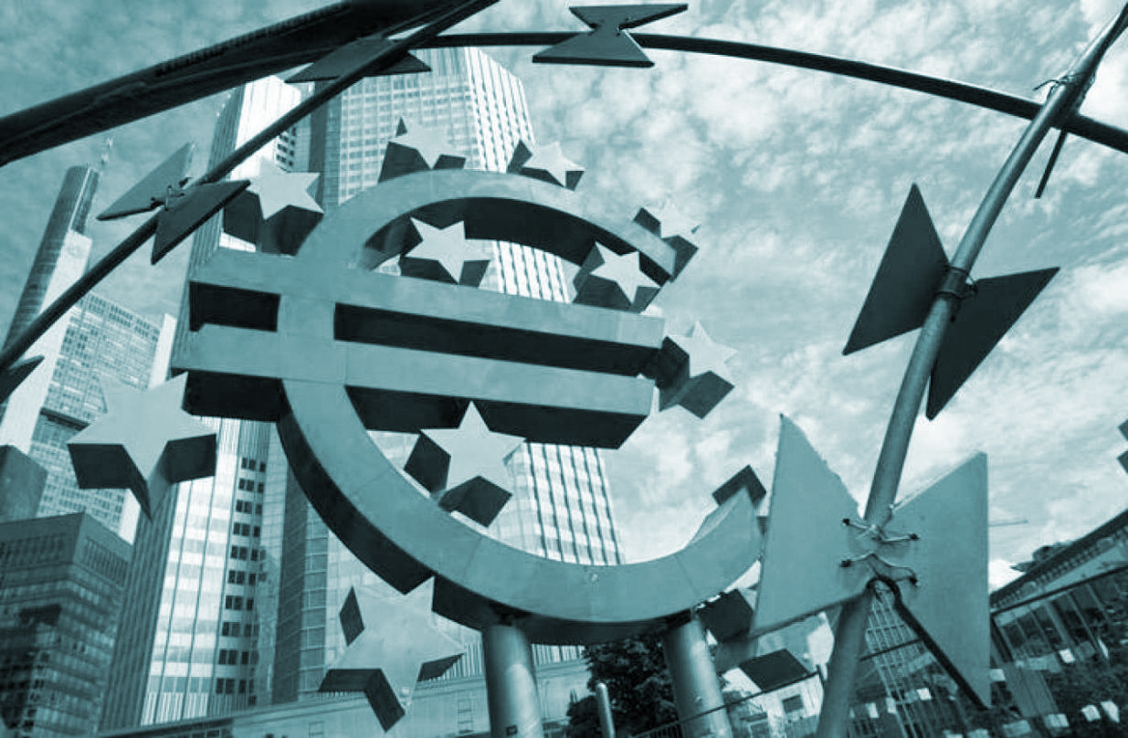 Símbolo del euro junto a la sede del BCE en Fráncfort.