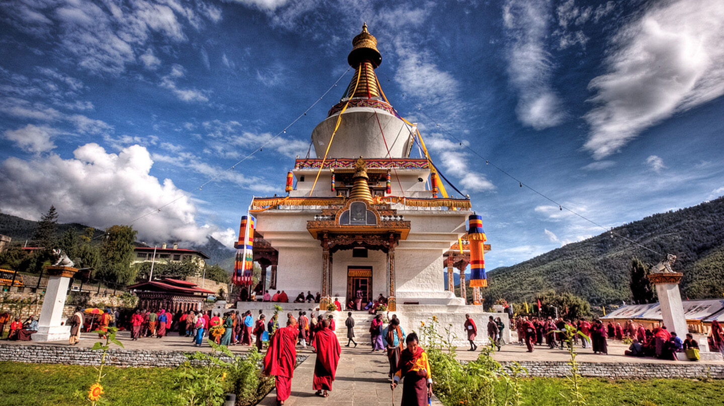 Uno de los bellos templos de Bután, donde acuden a rezar monjes y fieles.