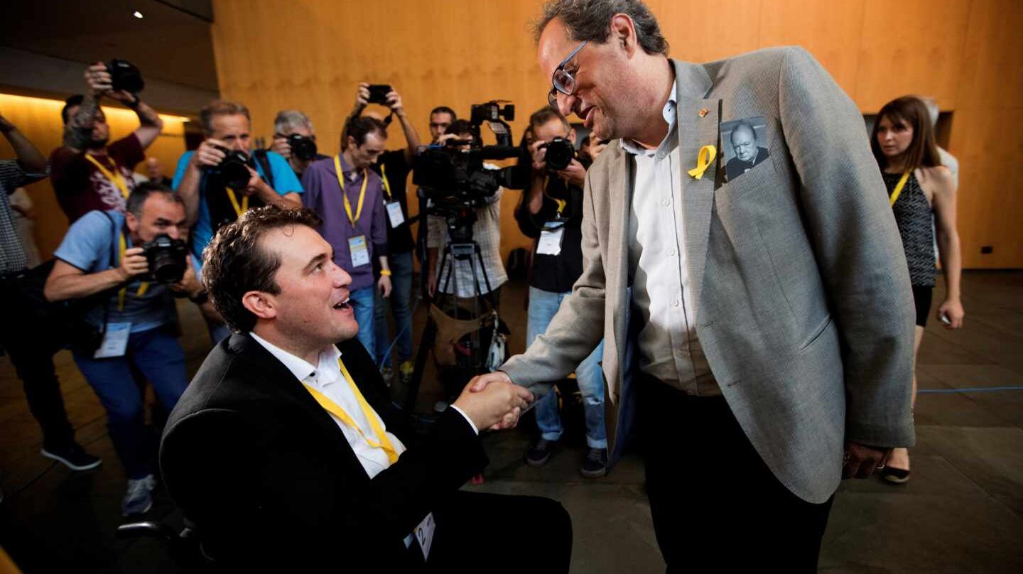 David Bonvehí (i), felicitado por el presidente de la Generalitat de Cataluña, Quim Torra (d).