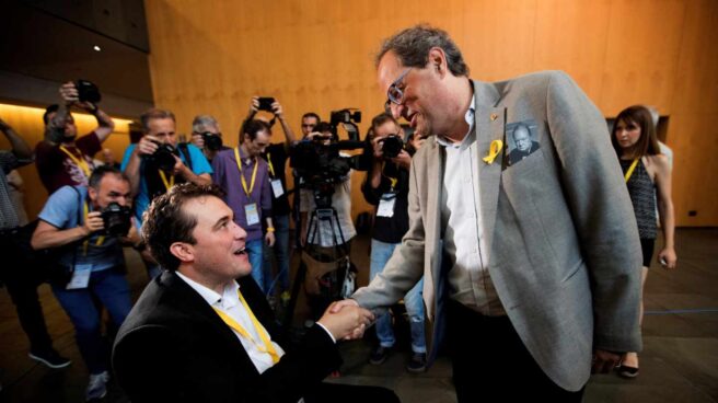 David Bonvehí (i), felicitado por el presidente de la Generalitat de Cataluña, Quim Torra (d).