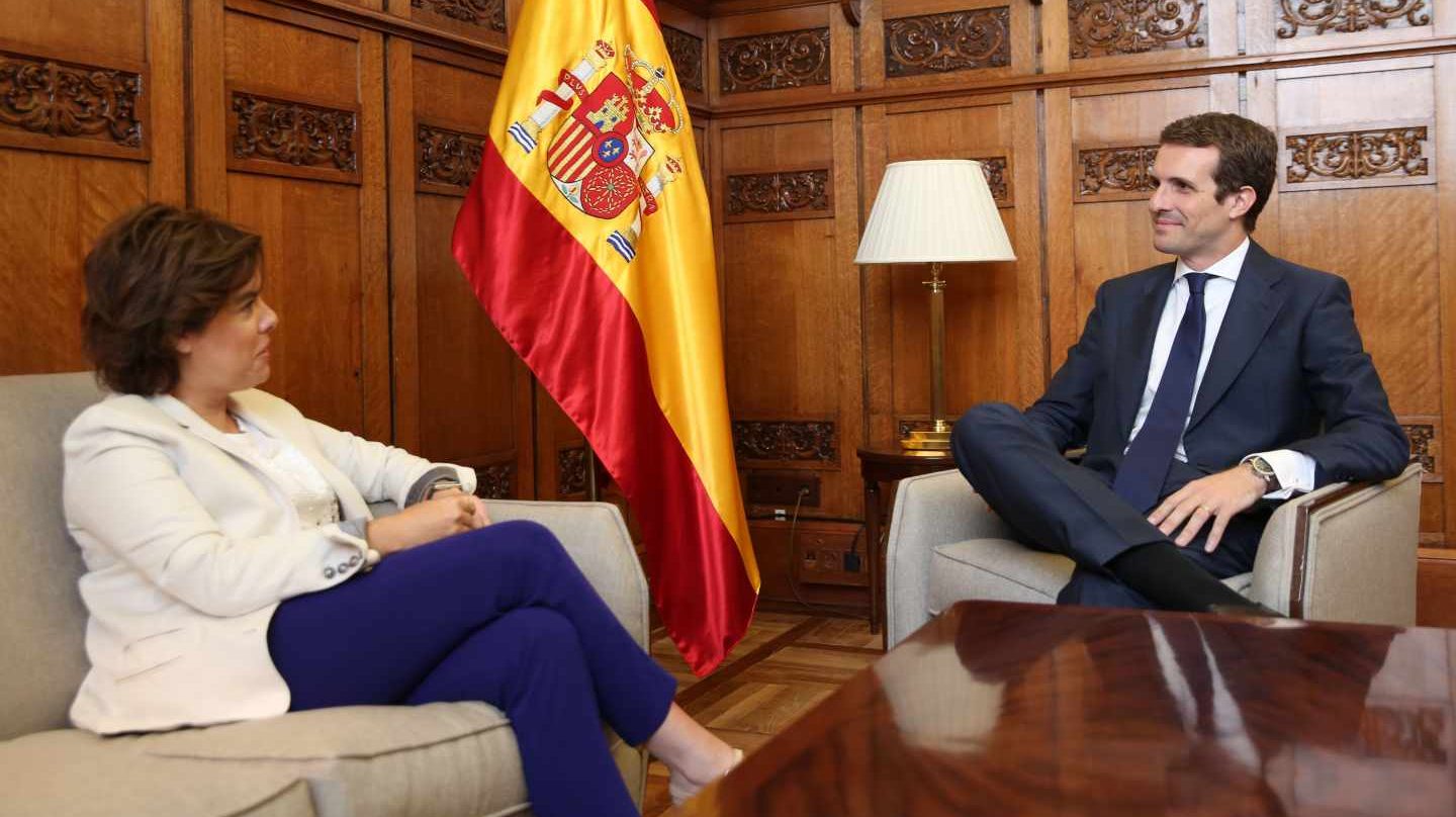 Soraya Sáenz de Santamaría y Pablo Casado, reunidos en el Congreso.