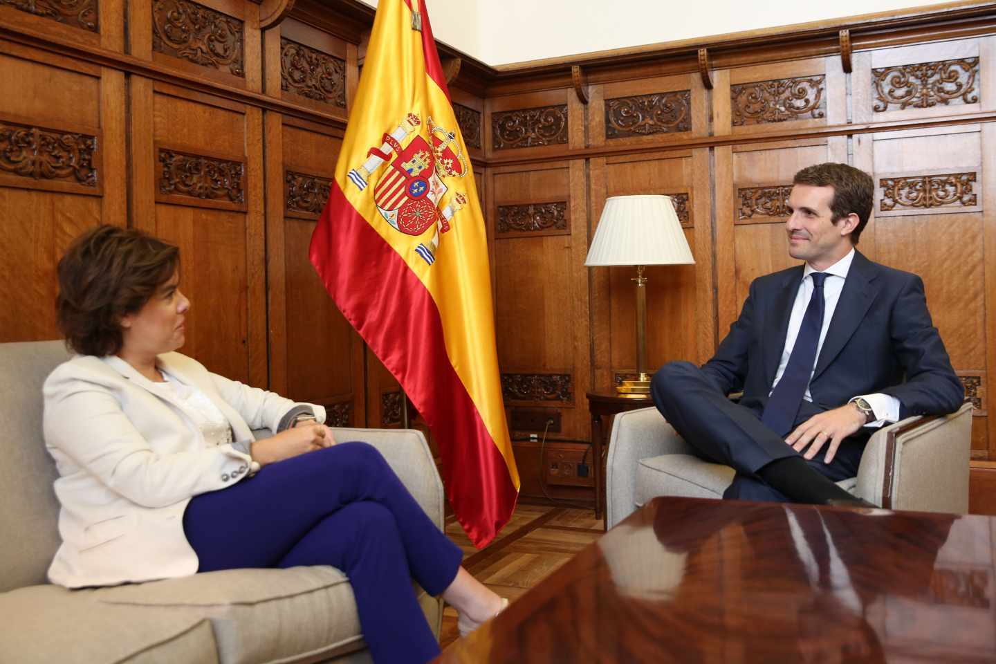 Soraya Sáenz de Santamaría y Pablo Casado, reunidos en el Congreso.