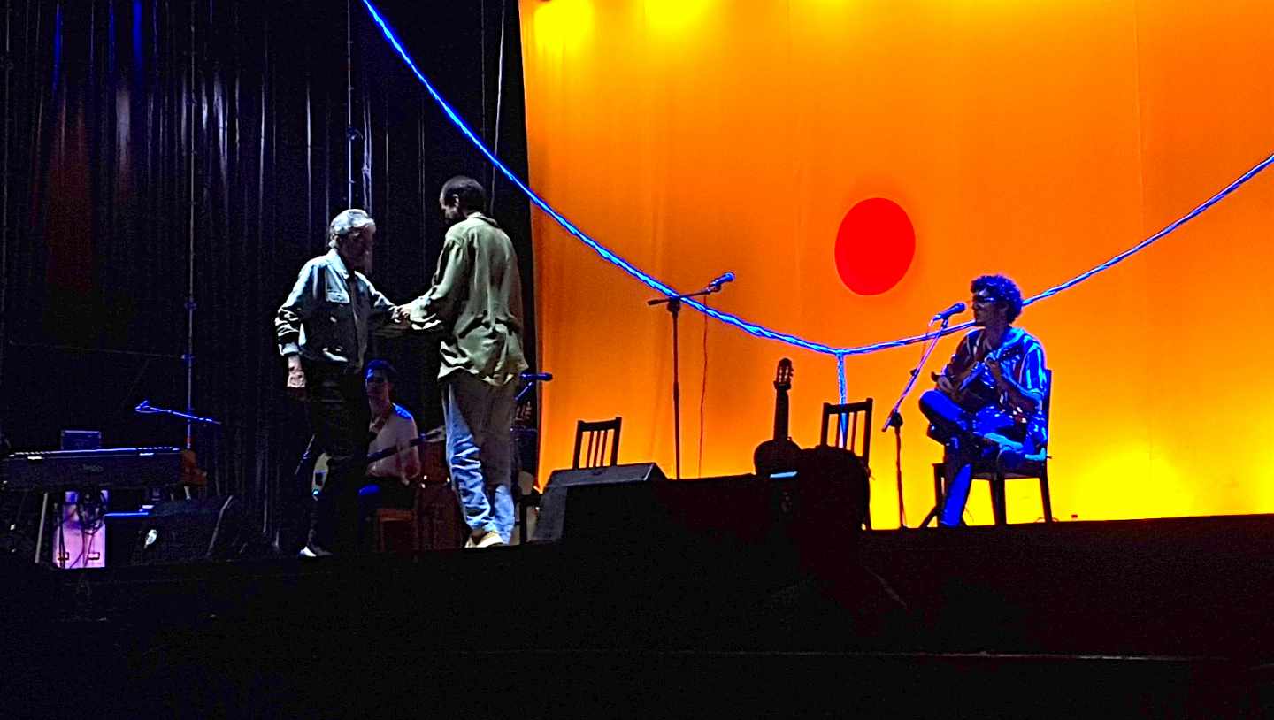 Caetano Veloso baila con su hijo Moreno en Valencia