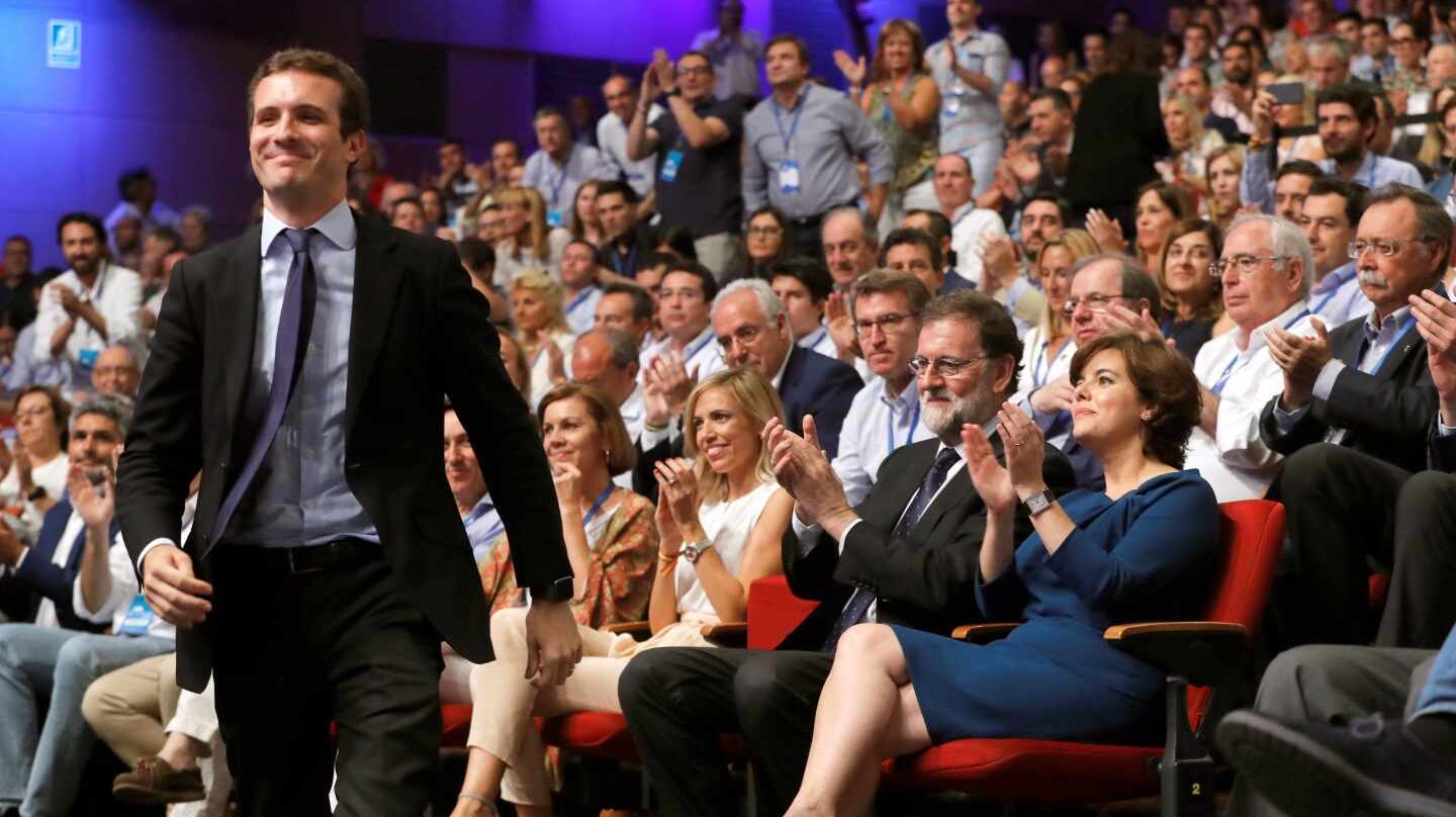 Pablo Casado, ante Rajoy y Santamaría.