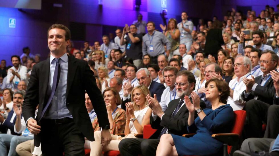 Pablo Casado, ante Rajoy y Santamaría.