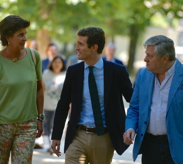 Pablo Casado se reúne con Cospedal y recupera para su campaña a María San Gil