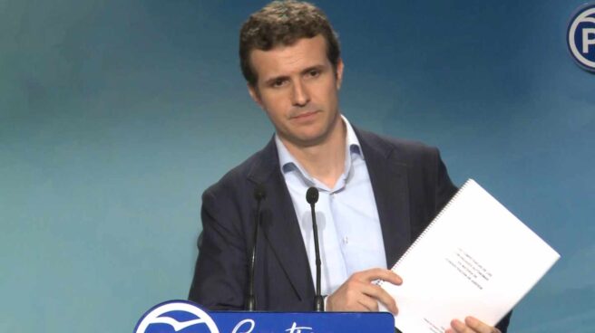 Pablo Casado sujetando un trabajo universitario el día en que dio las explicaciones sobre el máster.