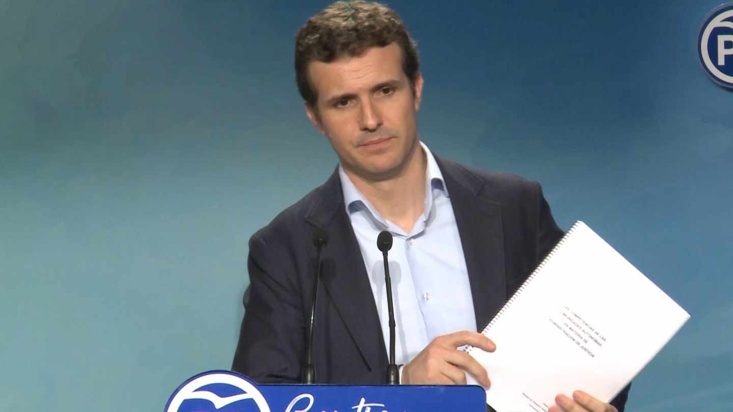 Pablo Casado sujetando un trabajo universitario el día en que dio las explicaciones sobre el máster.