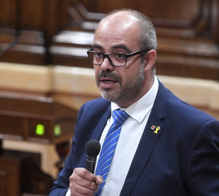 Buch niega cargas y dice que los Mossos actuaron para mantener el cordón policial